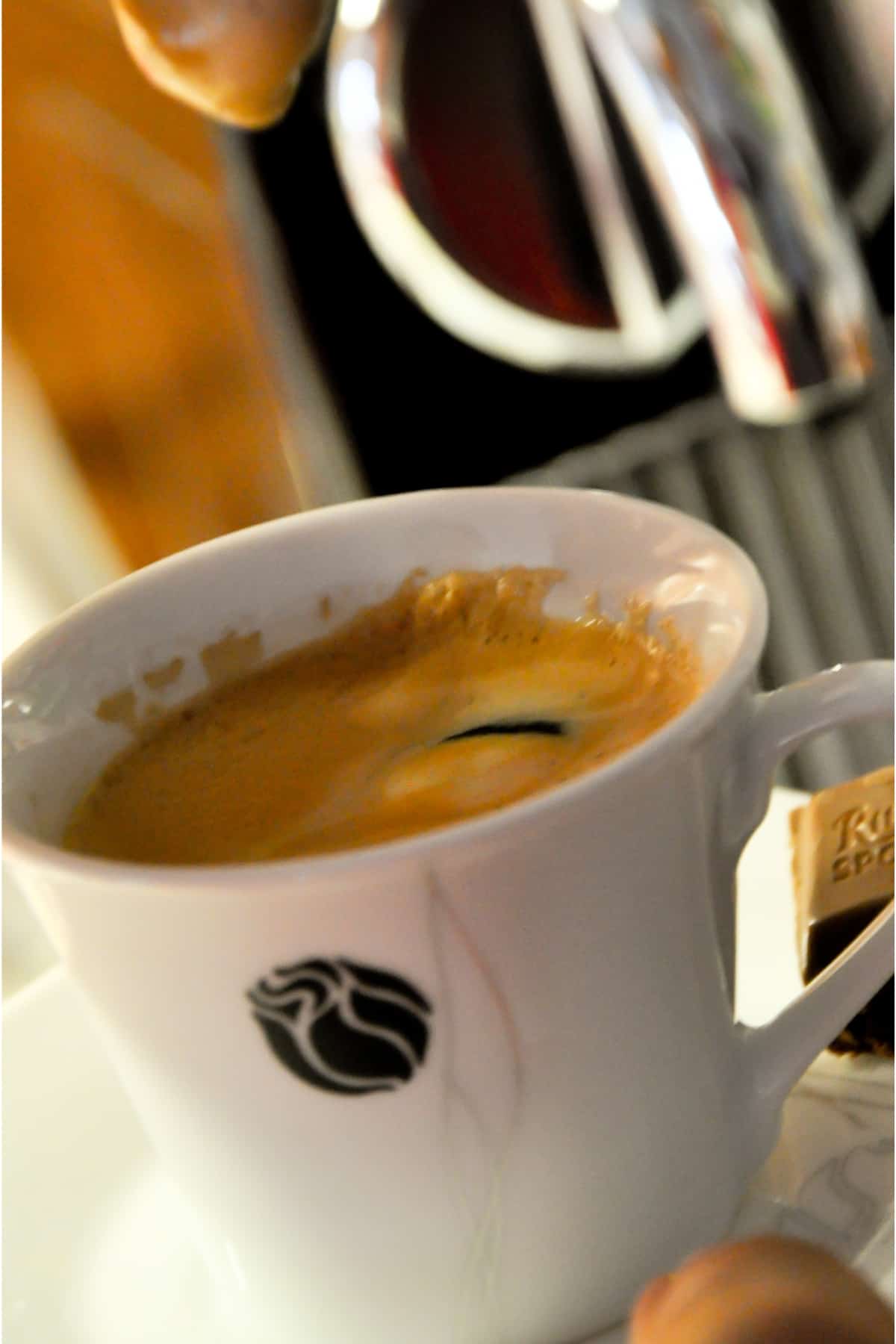 Preparing a Nespresso vertuo coffee cup
